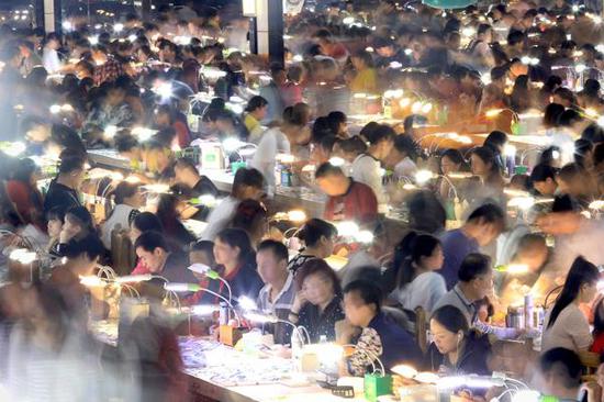 天光墟24小时不打烊。夜晚的黄金时段,是它最繁忙的时光。