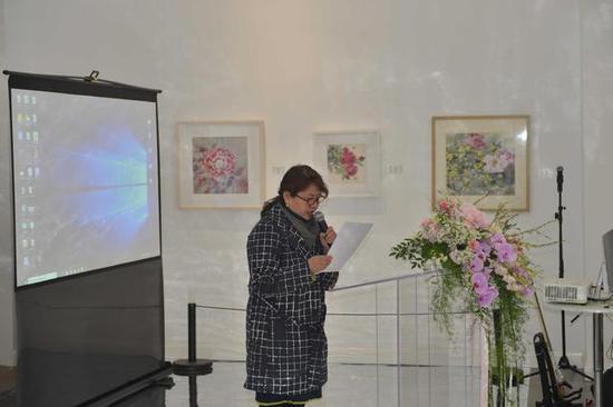 北京女美术家联谊会副会长刘丽萍宣读修改后的章程