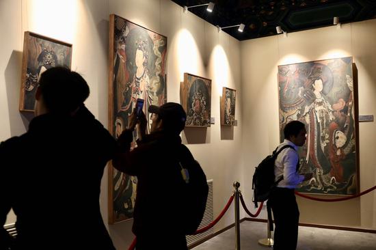 藏经阁展示了纯手工打造和绘制的16幅精品壁画。摄影/新京报记者 浦峰