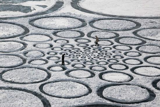 在上图中，Denevan利用雪，在西伯利亚的一个冰冻湖上勾勒出一个个大圆圈。