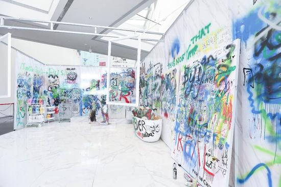 由艺术家和观众共同涂鸦完成的东鹏快闪共创空间