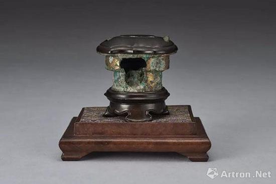 Lot 2148 汉 铜鎏金竃 H:5cm