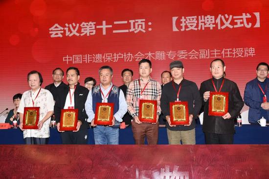 ▲副主任郑国明、辜柳希、吴尧辉、段四兴、梁俊锋、马锦胜授牌仪式