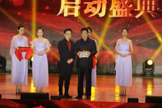 (中国教育电视台频管中心主任李红根代表《诗意中国》节目组向怀仁赠送100集《诗意中国》节目)