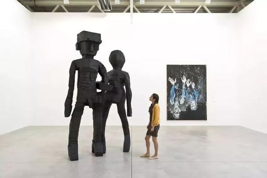 图为Galerie Thaddaeus Ropac（罗贝克画廊）2012年举办的乔治·巴塞利兹 《新绘画》（Das Negativ — New Paintings）个展现场图 Villa Kast 奥地利萨尔茨堡 2012 （图片来源于网络 致谢罗贝克画廊）