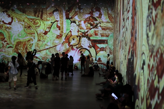 北京,《遇见敦煌· 光影艺术展》展厅内。视觉中国供图