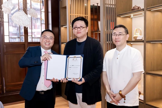 邹洋总裁、华宝楼主理人束永生 向黄鹏程大师颁发铁画轩顾问证书