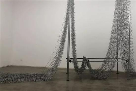 《珊瑚》局部，秦玉芬，空间装置（铁蒺藜、尼龙线、钢架结构），2019