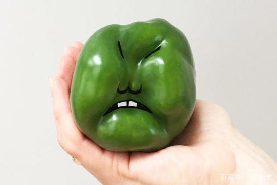 一个愤怒的甜椒，它看起来很生气，脸都绿了。