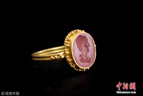 这批戒指将于6月28日在德比郡汉森拍卖行拍卖。图片来源：视觉中国