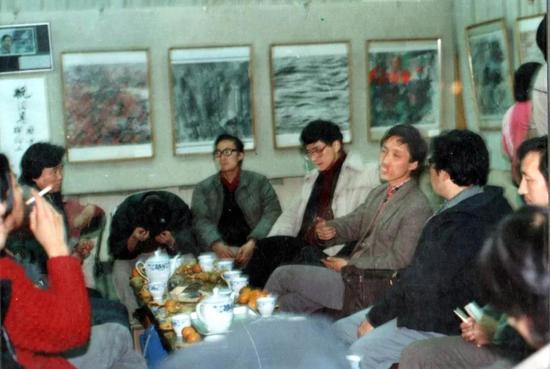 1988年，中国美术馆“杭法基现代水墨、拼贴画展 ”学术座谈会现场，与会者有批评家朱青生（左4） 刘晓路（左5） 顾丞峰（左6）等。