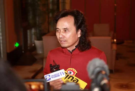 ▲当选木雕专委会主任的黄小明大师接受媒体采访