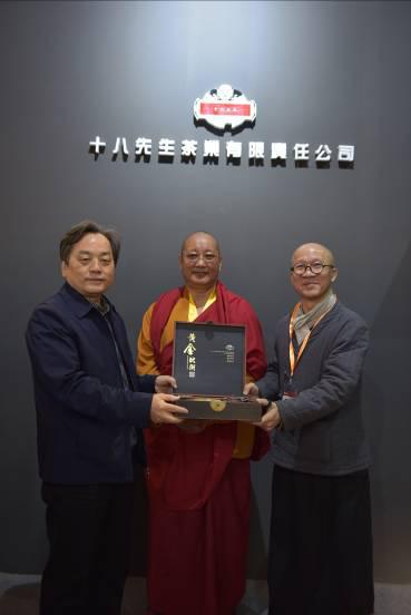 向所有嘉宾赠送在本届广州国际茶业博览会上获得金奖的“黑金、白金”，以示纪念。