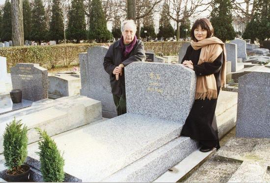 1998年衣淑凡（右）与罗博·法兰寇在潘桐墓园为常玉墓整修