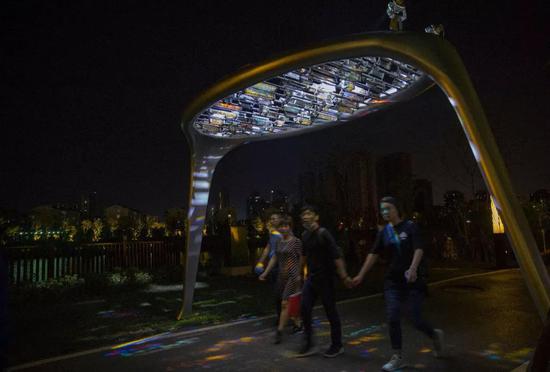 《Light Action》作者：郑闻卿&李建安。材料：金属，玻璃，灯光。尺寸：5.5米x2.6米x4米。创作时间：2018年。实施地点：南京