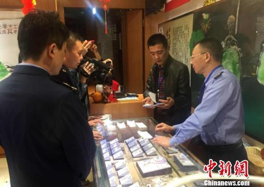 执法人员正在问题店内调查。成都工商提供