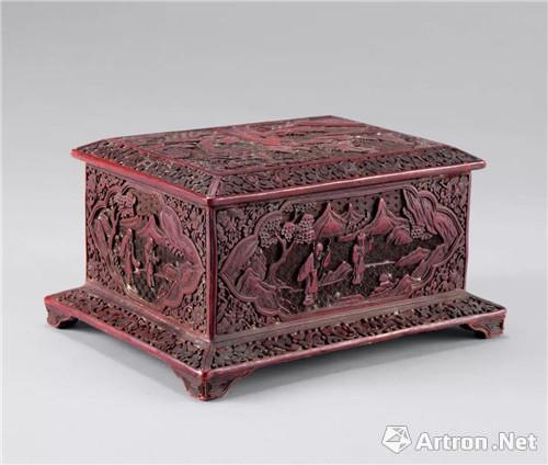 947 清 剔红人物纹盒（10-15万JPY）　H20.4cm L24cm W13.6cm