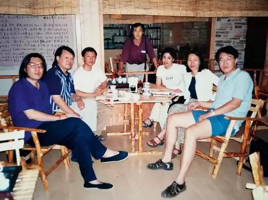 上世纪90年代中期,西川(左一)与唐晓渡、欧阳江河、王家新、翟永明、王瑞芸、臧棣在北京(西川供图)