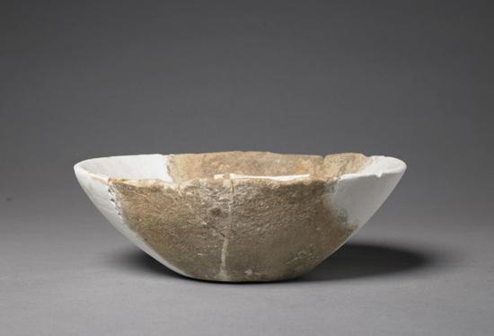 红陶平底碗，新石器时代磁山文化，高6.7cm，口径18.2cm，底径6.4cm。