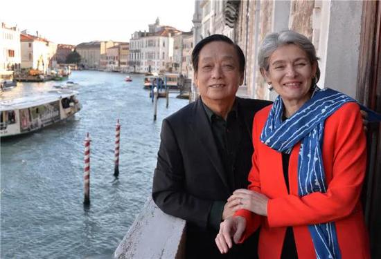 “壮观的展览!联合国教科文组织为有韩美林这样一位‘和平艺术家’而感到骄傲!”博科娃(时任联合国教科文组织总干事)