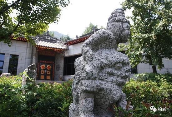 “陳路別墅”的正門外，矗立著兩排石雕。