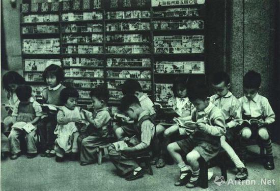 1951年上海连环画出版业联合书店便利店前儿童（《人民画报》）