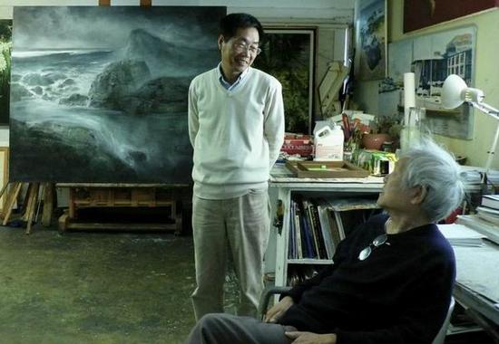 作者(左)在潘其流画室