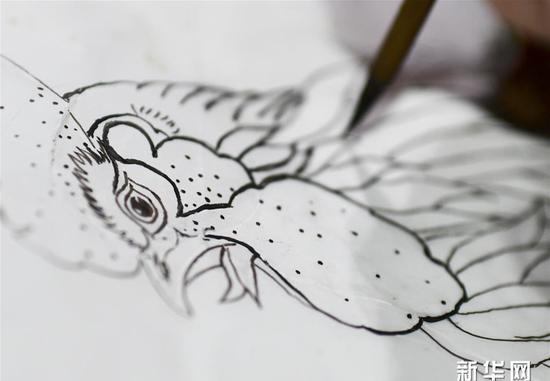 12月8日，左惠平在工作室创作通草堆画。新华社发（罗星汉 摄）