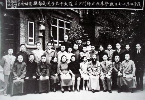 图11.1948年海上文人在李秋君府上送别大千去成都时合影。