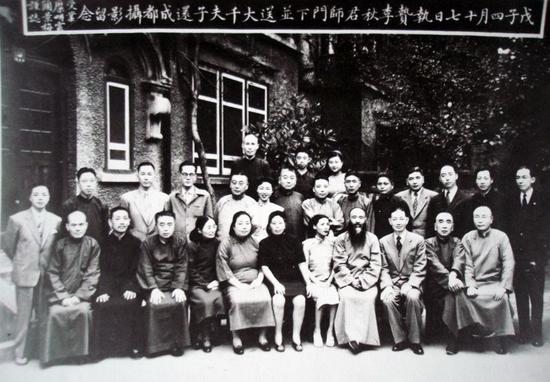 图20.1948年海上文人在李秋君府上送别大千去成都时合影。第一排左起：不详、王韵清、李祖韩、顾青瑶、黄凝素、李秋君、徐雯波、张大千、梅兰芳、李祖夒、张乃燕，第二排左起：张比德、曹逸如、糜耕云、伏文彦、李祖模、顾景梅、李祖桐、谢稚柳、李祖元、陈德馨、李祖敏、不详、陈从周、胡亚光，第三排左起：不详、不详、张嘉德