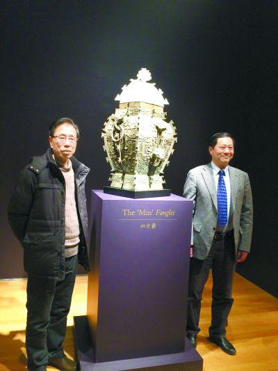 湖南省博物馆两任馆长熊传薪(左)陈建明(右)见证皿方罍与3D打印模具合体。