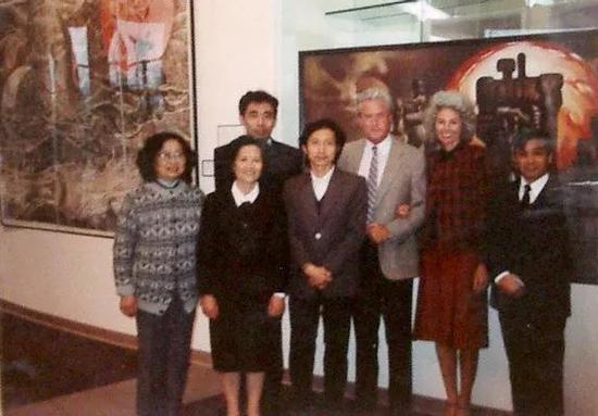 1991年春,在美国菲尼克斯艺术中心举办”第二届中国当代艺术展“现场(右起第三为Gerry,第四为杭法基)。