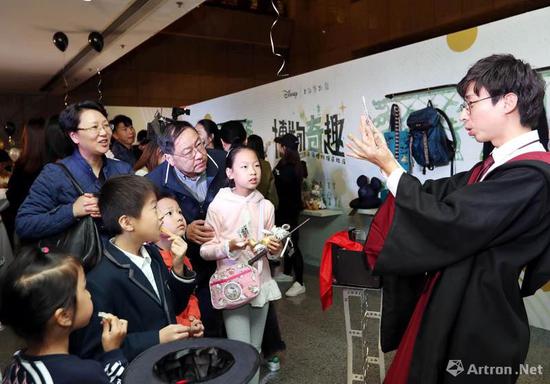 在互动区,近景魔术表演配合动感DJ,让观众流连忘返。