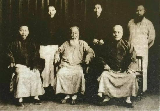 图2.1929—1930年曾熙(前排中)与张大千(后排右一)、王个簃(后排中)等友人合影