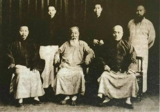  图2.1929—1930年曾熙（前排中）与张大千（后排右一）、王个簃（后排中）等友人合影