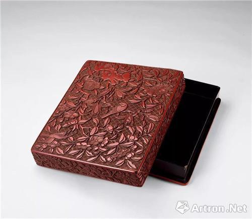 918 明 剔红花鸟纹箱（250-300万JPY）　H5.2cm L26.5cm W22cm