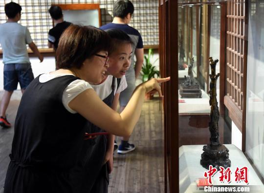 近百件中国非物质文化遗产海柳雕艺术精品亮相福州，吸引民众观展　记者刘可耕 摄