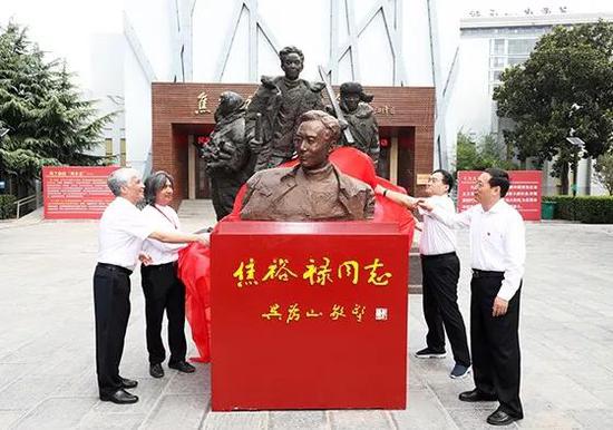 全国人大常委会副委员长、民盟中央主席丁仲礼,河南省委常委、统战部长孙守刚 ,全国政协常委、民盟中央常委、中国美术馆馆长吴为山,开封市政协主席焦跃进共同为《焦裕禄》同志雕塑揭幕