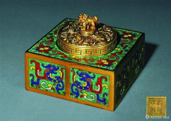 清乾隆御制铜胎掐丝珐琅夔龙纹墨盒，香港苏富比拍卖成交价140.64万港元