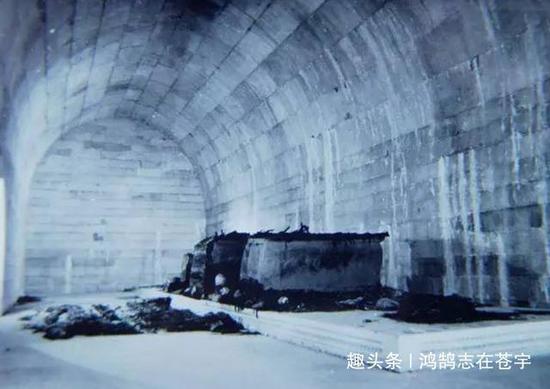 图上是地宫后殿,在汉白玉棺床上,摆放了万历皇帝和两位皇后的棺椁。