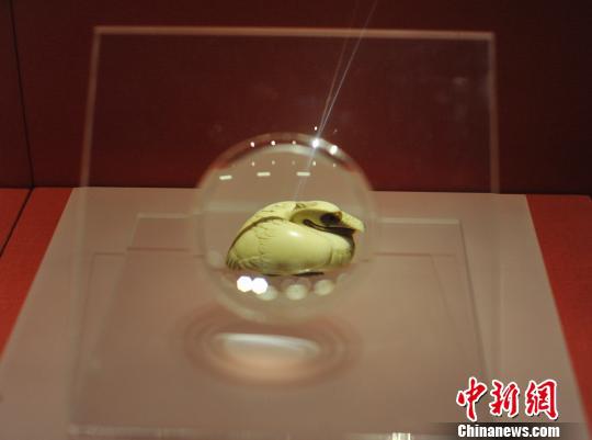 图为“乾隆皇帝——故宫博物院文物特展”一枚精美的雕刻饰品。　宋延康 摄