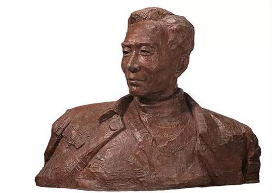 《焦裕禄》 吴为山,110cm长x50cm宽x230cm高(含底座),青铜,2016年