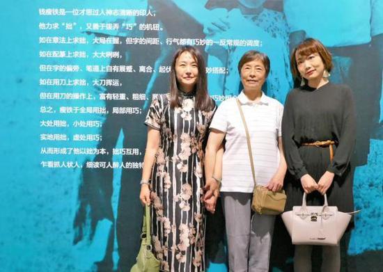 中华艺术宫钱瘦铁艺术展上,钱瘦铁孙女钱晟,钱瘦铁小女儿及其女儿王音(左起)