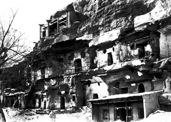 莫高窟九层楼南侧洞窟20世纪初的残破景象，斯坦因1907年拍摄