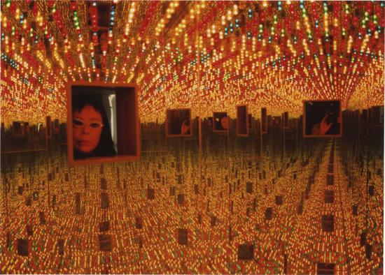 草间弥生，“无限镜屋-永远的爱“（Infinity Mirrored Room-Love Forever），1966/1994。安装视图，2000年法国第戎当代艺术中心草间弥生个展。图片：© Yayoi Kusama；致谢纽约DavidZwirner；东京/新加坡/上海OtaFine Arts；伦敦Victoria Miro；草间弥生工作室