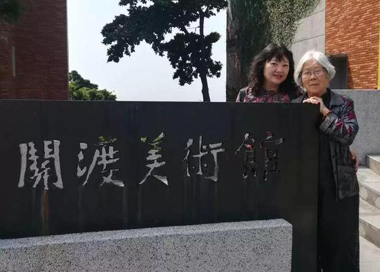台湾著名艺术评论家胡永芬与姥姥亲密合影