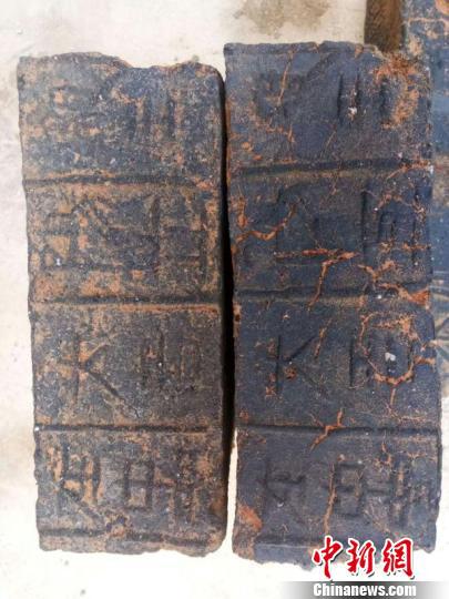 江西省赣州市寻乌县民众在该县澄江镇谢屋村一座古墓发现的墓砖。村民供图