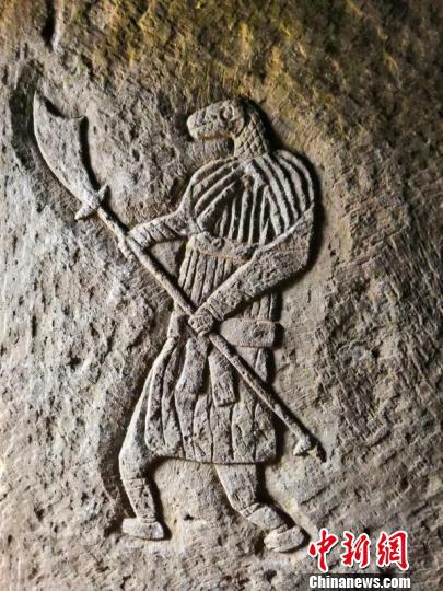 贵州省正安“官田宋墓”墓室内蛇首人身武士像石雕图