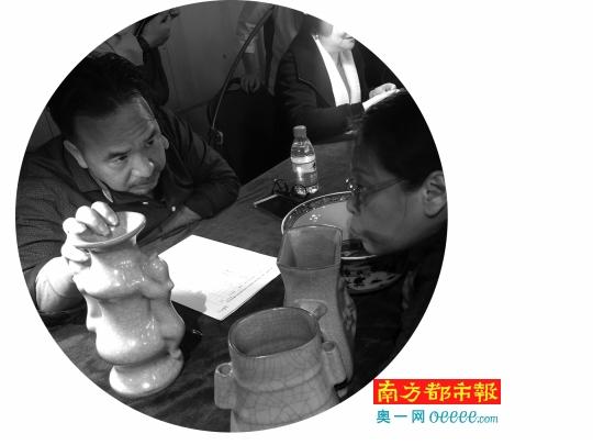 专家许建林负责鉴定陶瓷。