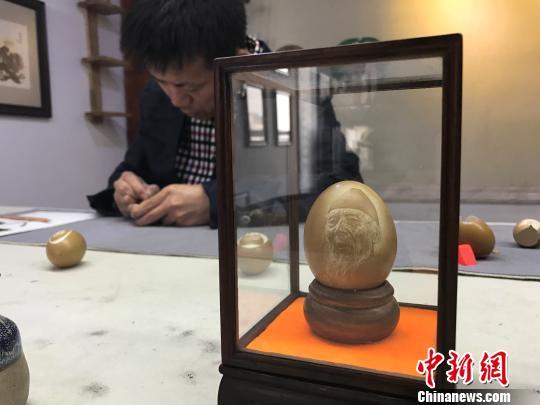 王成孝的蛋雕作品。 杨静 摄